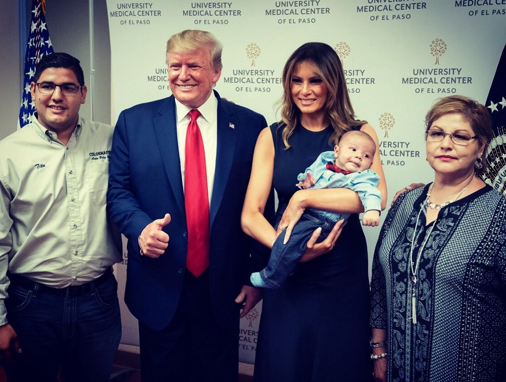 Melania Trump z mężem krytykowani. Przez zdjęcie z dzieckiem ofiar strzelaniny