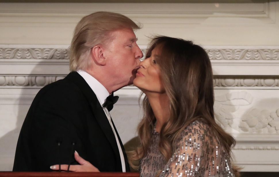 Najpierw trampki, potem szpilki. Melania Trump po raz kolejny zaskoczyła stylizacją