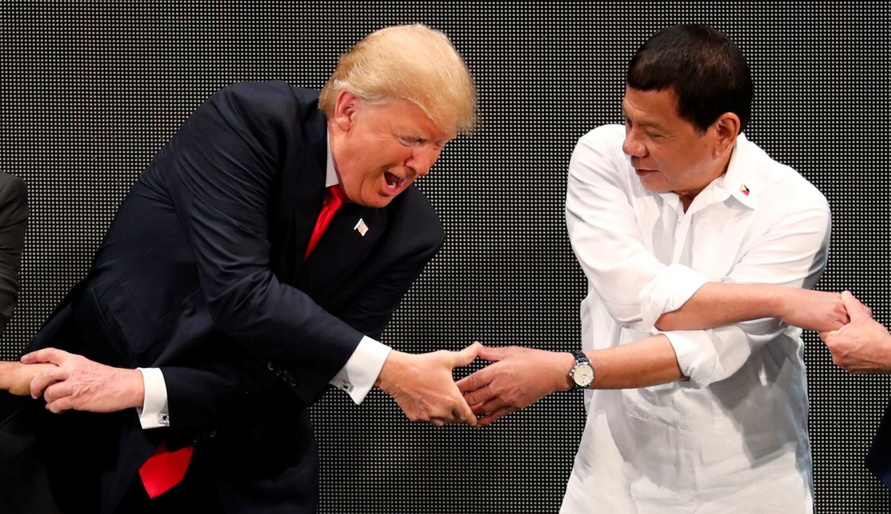 Prezydent Filipin wyśpiewał miłość do Donalda Trumpa. Prezydent USA bardzo potrzebuje sukcesów