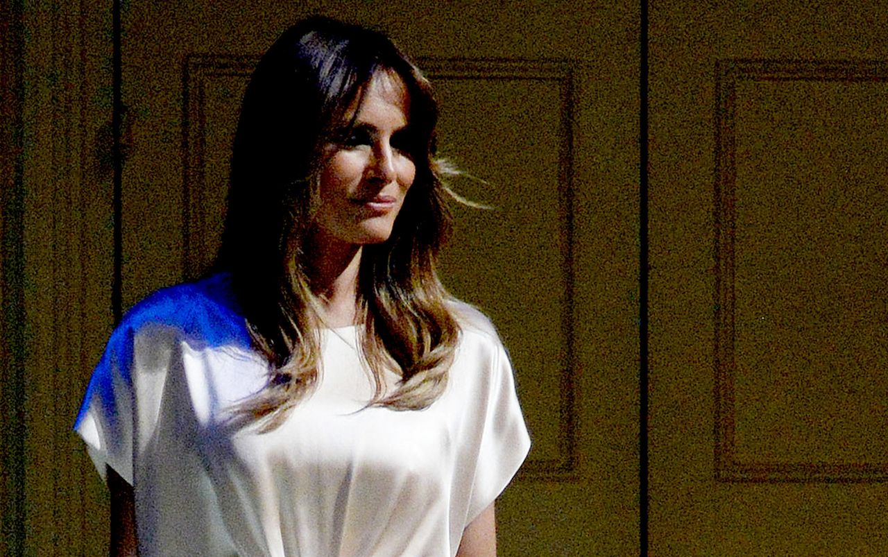 Na galę czy do łóżka? Melania Trump w jedwabnej sukience