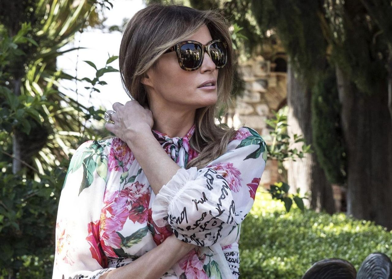 Melania Trump w kwiecistej sukience spaceruje po Sycylii