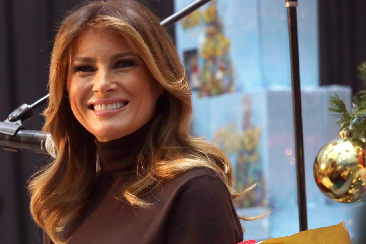 Melania Trump w kreacji za ponad 15 tys. zł. Uwagę przyciąga element wysadzany kryształami