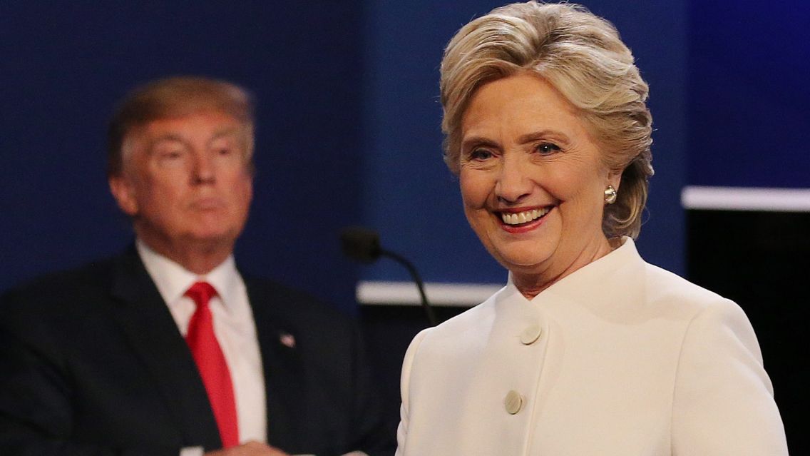 epa05593181 Democratic candidate Hillary Clinton (R) and Republican candidate Donald Trump (L) at the end of the final Presidential Debate at the University of Nevada-Las Vegas in Las Vegas, Nevada, USA, 19 October 2016. The debate is the final of three Presidential Debates and one Vice Presidential Debate before the US National Election on 08 November 2016.  EPA/GARY HE Dostawca: PAP/EPA.