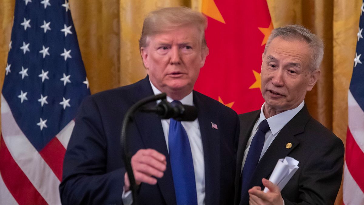 Donald Trump i Liu He podpisali umowę dotyczącą handlu między USA i Chinami.