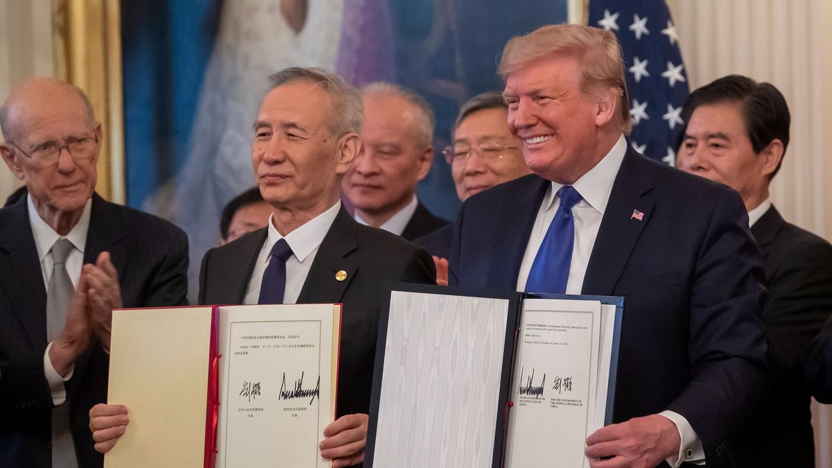 Donald Trump i Liu He podpisali umowę dotyczącą handlu między USA i Chinami.