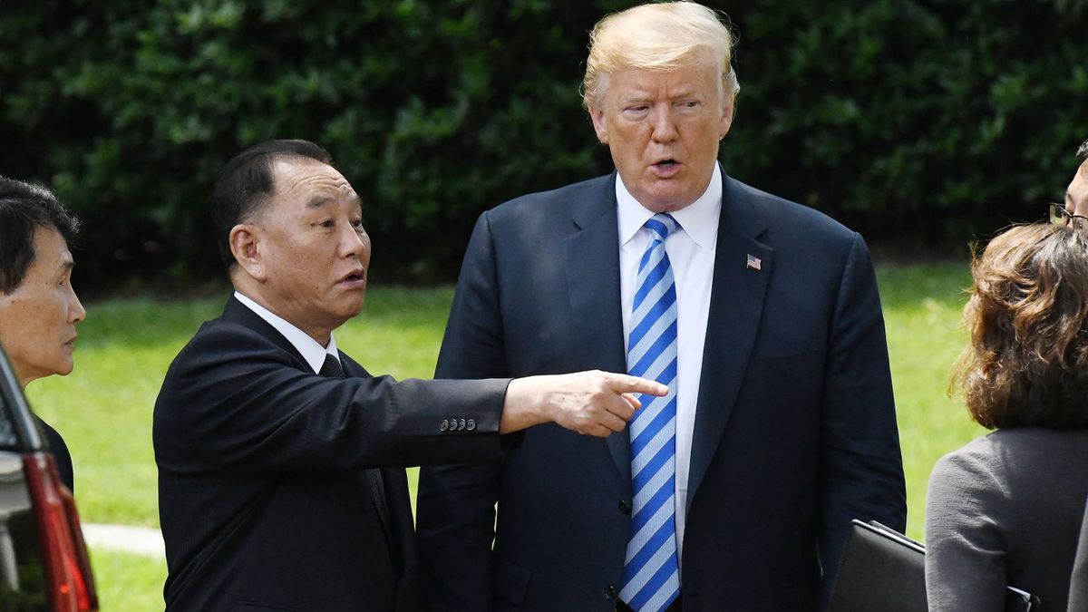 Kim Dzong-Chol podczas wręczenia listu Donaldowi Trumpowi