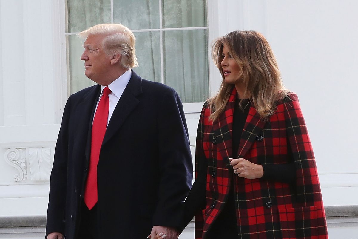 Melania i Donald Trumpowie powitali choinkę. Ich gesty mogą zdziwić