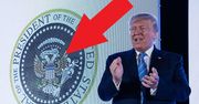 Donald Trump znów ośmieszony. Całe przemówienie stał przed fałszywym godłem