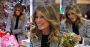 Odziana w stylowy płaszczyk Melania Trump pakuje prezenty i pomaga dzieciom tworzyć bożonarodzeniowe wieńce (ZDJĘCIA)