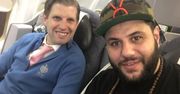 Muzułmański komik i syn Trumpa w jednym samolocie