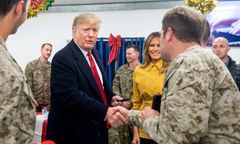Donald Trump złożył niespodziewaną wizytę w Iraku. Twierdzi, że nie wycofa swojej armii