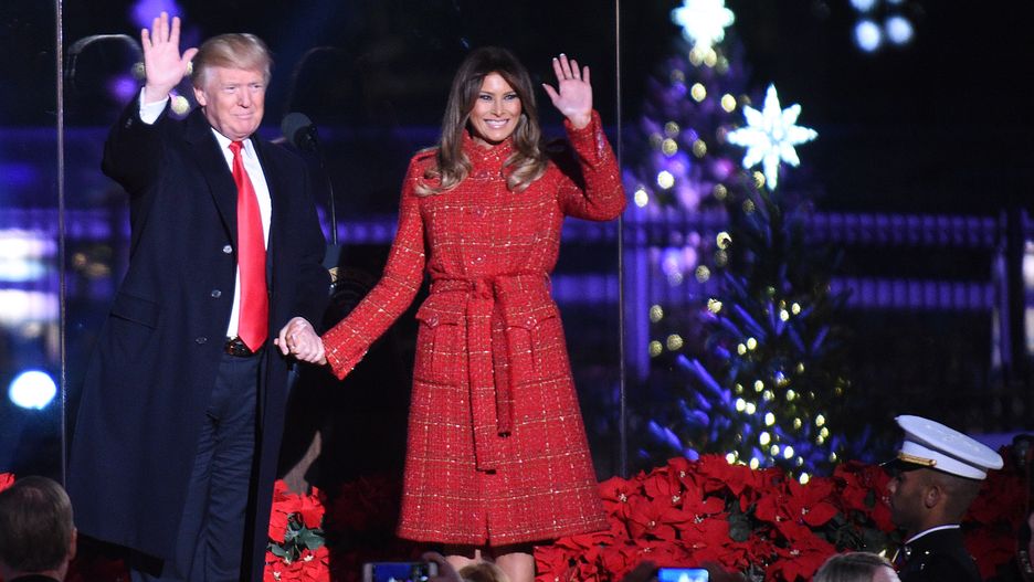 Donald Trump z żoną Melanią na uroczystej iluminacji choinki przed Białym Domem.