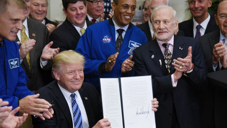 Buzz Aldrin na prawo od prezydenta Trumpa