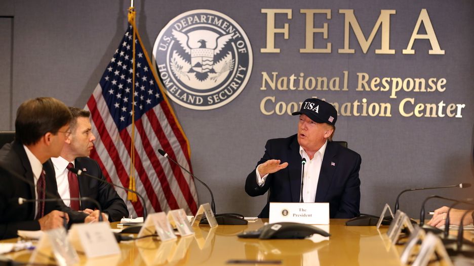 Donald Trump w centrum Federalnej Agencji Zarządzania Kryzysowego (FEMA).