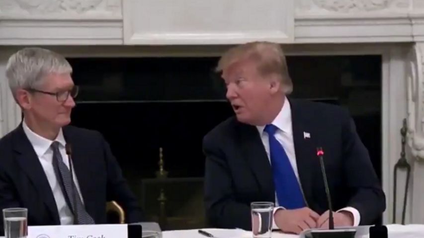 Tim Cook wygląda na speszonego