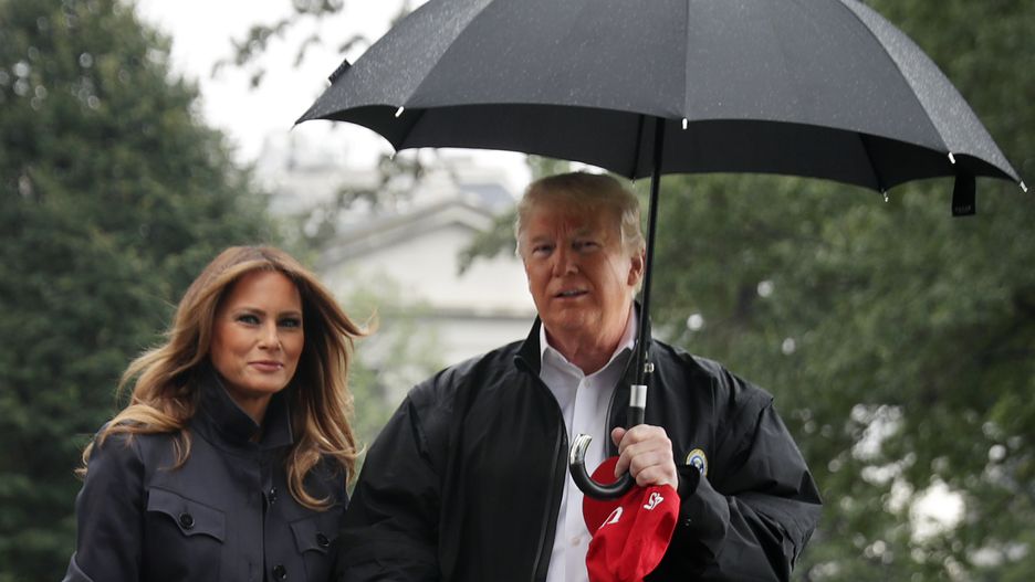 Donald Trump z parasolem, Melania bez