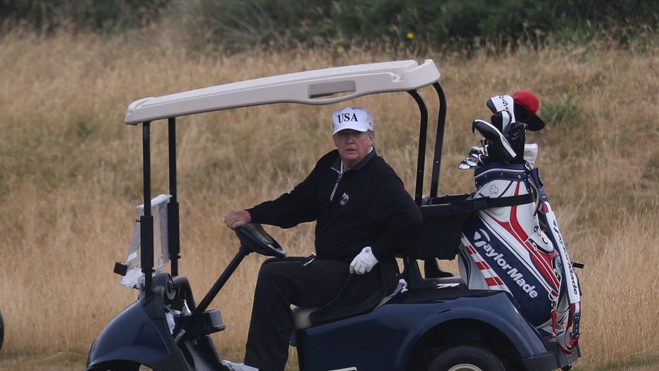 Donald Trump został przyłapany na polu golfowym, kiedy huragan Dorian zbliża się do USA