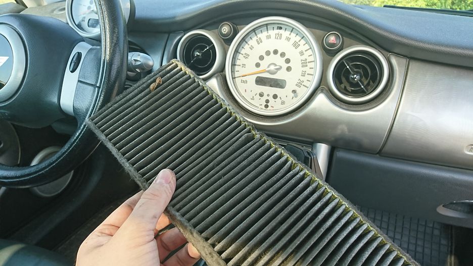 Wymiana filtra kabinowego zajmuje nie więcej niż pięć minut, a zlikwiduje przykry zapach i ilość zanieczyszczeń w kabinie