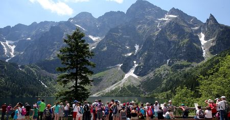 "Najgorzej jest z młodzieżą, szczególnie po alkoholu". Turyści zaśmiecają Tatry