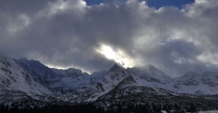 Tatry: czwarty stopień zagrożenia lawinowego. Droga do Morskiego Oka zamknięta