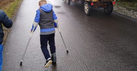 8-letni Daniel zawstydził turystów. Do Morskiego Oka dotarł o kulach