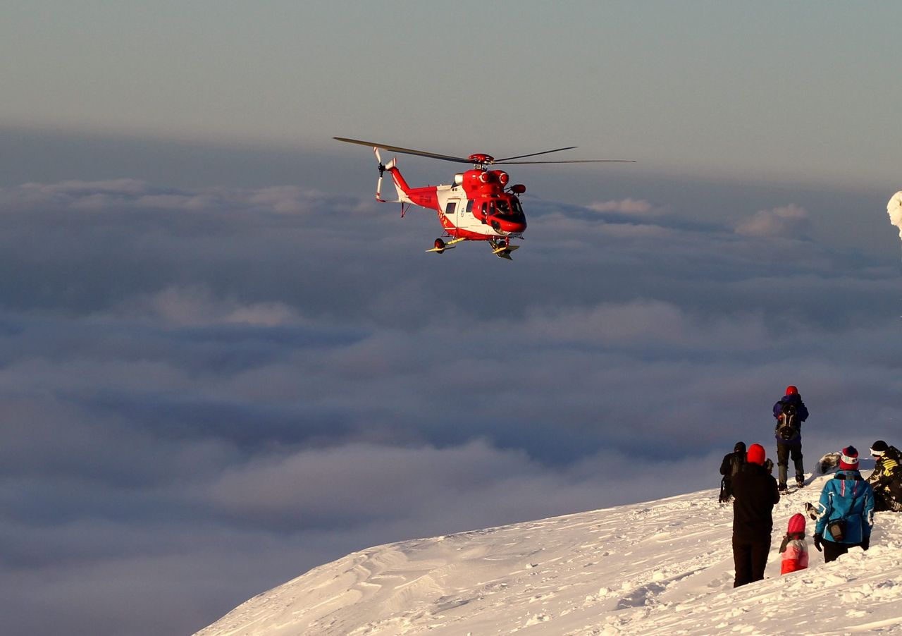 Tatry: TOPR ewakuuje turystów śmigłowcem. Część wciąż uwięzionych