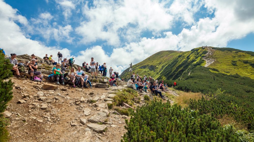 Szlaki w Tatrach są często uczęszczane przez turystów. Część z nich pozostawiam po sobie wstydliwe "pamiątki"
