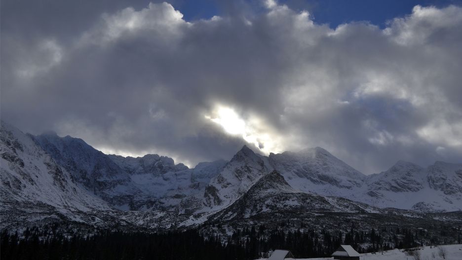 Tatry: czwarty stopień zagrożenia lawinowego. Droga do Morskiego Oka zamknięta