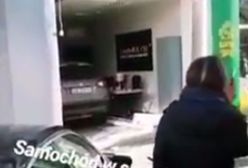 Auto "zaparkowała" w biurze. Za kierownicą 76-latka