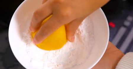 Cytrynę włóż do sody i wetrzyj w kuchenkę - nawet najgorsze przypalenia znikną!