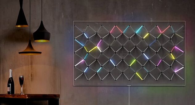Jeśli planujesz imprezę w gronie znajomych, włącz tryb ambient z kolorowymi geometrycznymi wzorami na ekranie QLED TV 