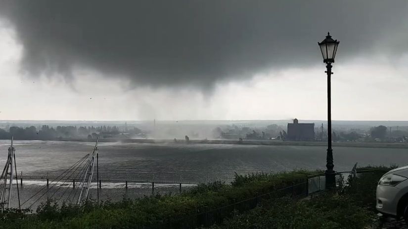 Trąba powietrzna nad Płockiem. Jedna osoba ranna