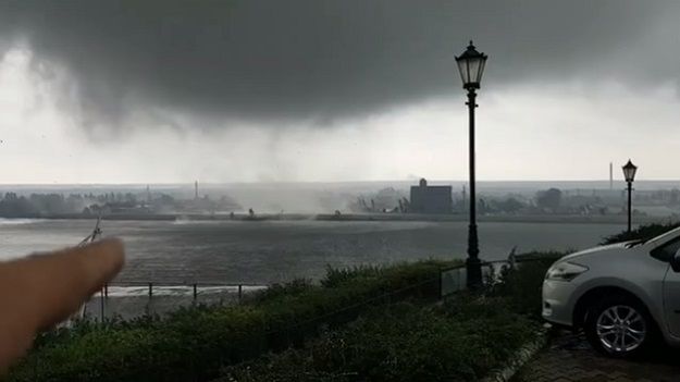 Trąba powietrzna nad Płockiem nagrana przez pana Artura. "Potężny huk, trzaski i niesamowity widok"