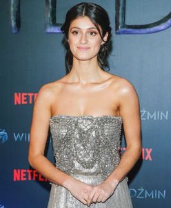 Anya Chalotra: Yennefer błyszczała na polskiej premierze "Wiedźmina"