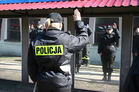 Policjant doskonali się przed lustrem