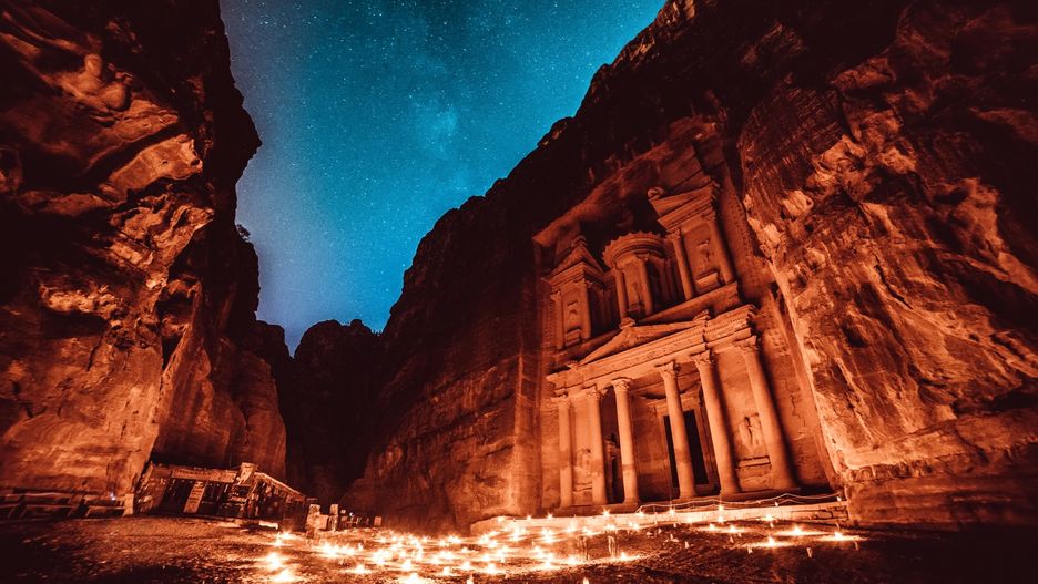 Ok. 120 km od Akaby, jedynego portu Jordanii, znajduje się największa atrakcja kraju – Petra