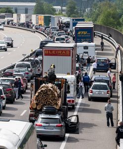 Wypadek na A2. Przewrócił się bus, duże utrudnienia