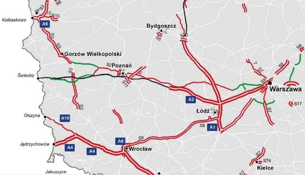 Autostrada A2 i  przebieg drogi krajowej DK92 (cienka czerwono-zielona linia). 