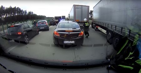 Korytarz życia to tylko teoria. Głupota kierowców poraża