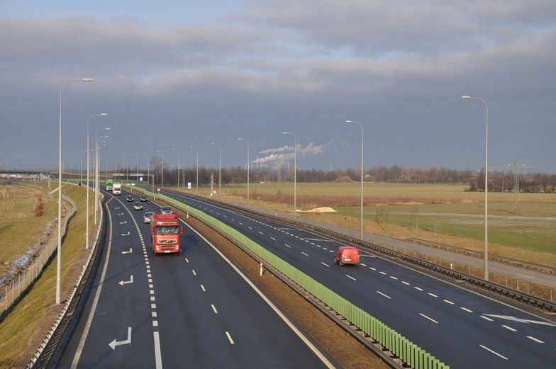 Właściciel działki miał dość hałasu powodowanego przez samochody na autostradzie, więc wystąpił o ustanowienie obszaru ograniczonego użytkowania na terenie posesji