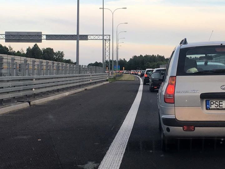 Utrudnienia na autostradzie A2. Służby sprzątają po wypadku