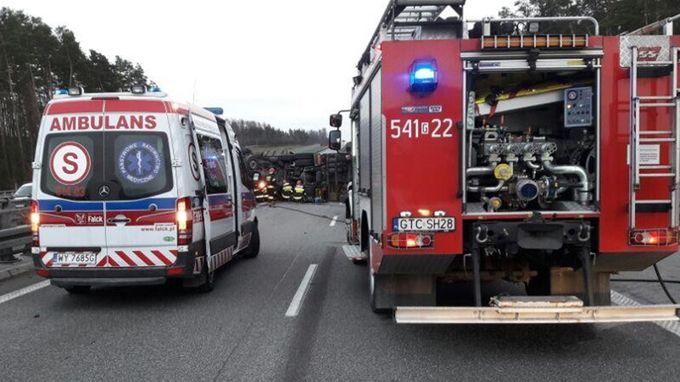 Na miejscu pracują strażacy i policja
