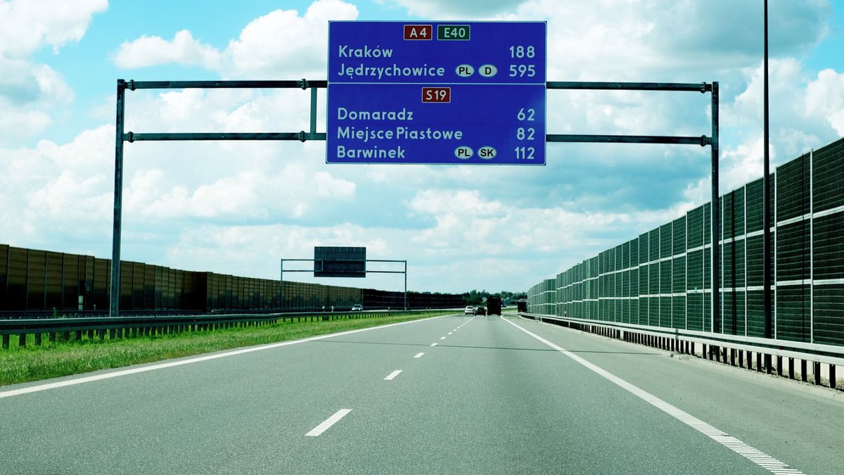 Generalna Dyrekcja Dróg Krajowych i Autostrad ogłosiła przetarg na analizę rozbudowy lub budowy autostrady A4 między Wrocławiem a Krzyżową.