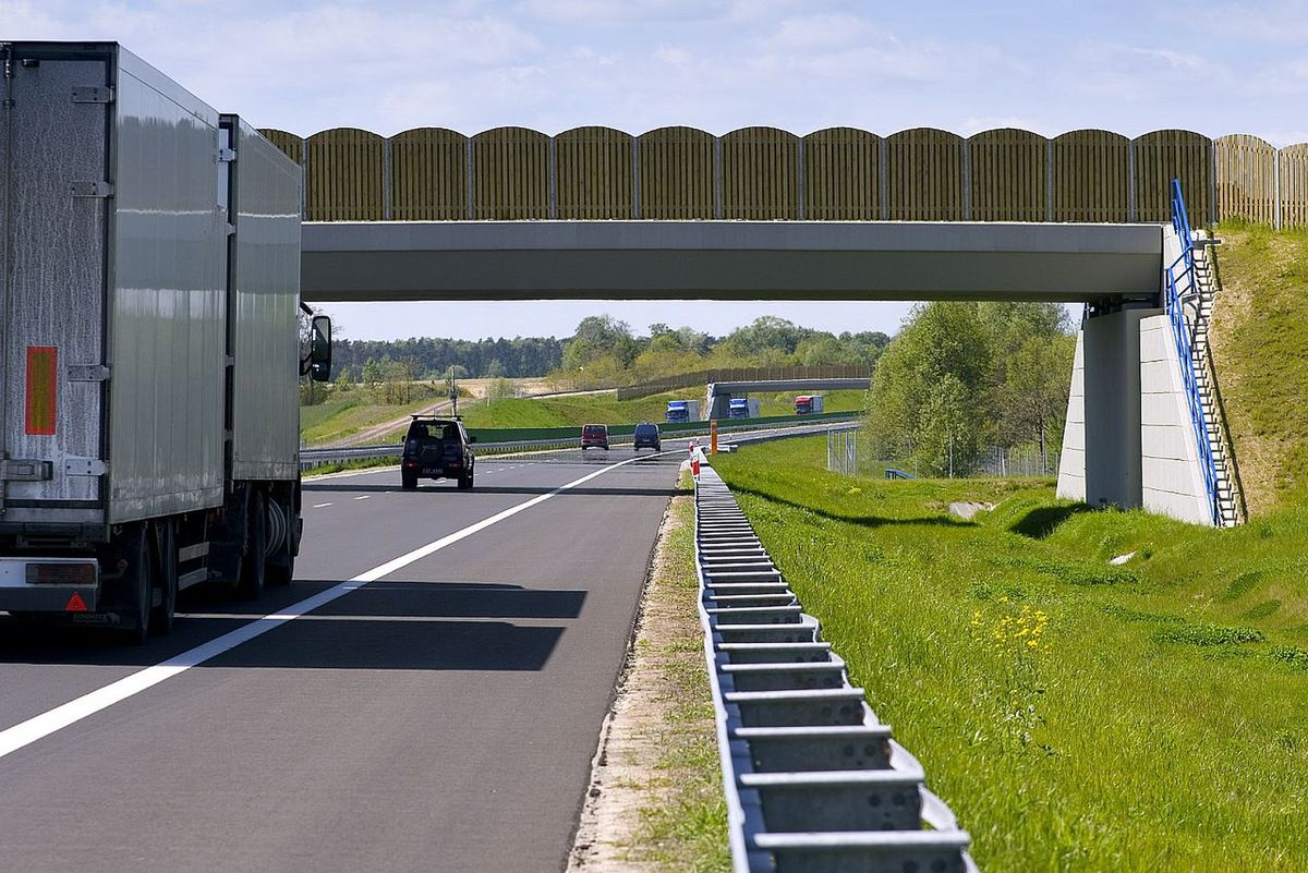 Zakaz wyprzedzania dla TiR-ów na A4 stał się faktem