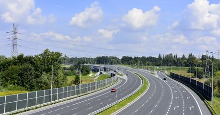 "Money. To się liczy". Polskie drogi: prędkość i przeciążone auta