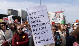 Nauczyciele czekają na rekompensaty. Za strajk potrącono im z pensji, zabrano dodatki. "Władze nie robią nic"