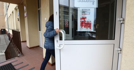 Prezydent Wrocławia pisze list do premiera w sprawie nauczycieli. Ich protest wisi w powietrzu