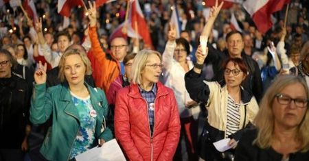 Kobiety protestują przed siedzibą PiS