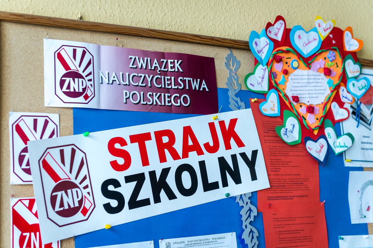 Strajk nauczycieli. Dyrektorzy szkół pod presją MEN, pozbawieni pola manewru