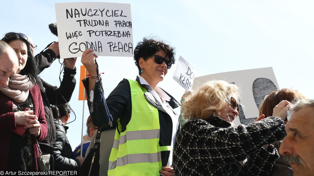 Niektóre samorządy przyznają, że pensje strajkującym nauczycielom wypłacą. Mimo że te im się formalnie nie należą